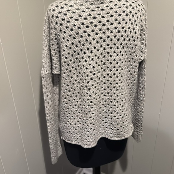 Bloomingdale’s gray open knit long sleeve wide crewneck cashmere sweater. Small. - Picture 4 of 5